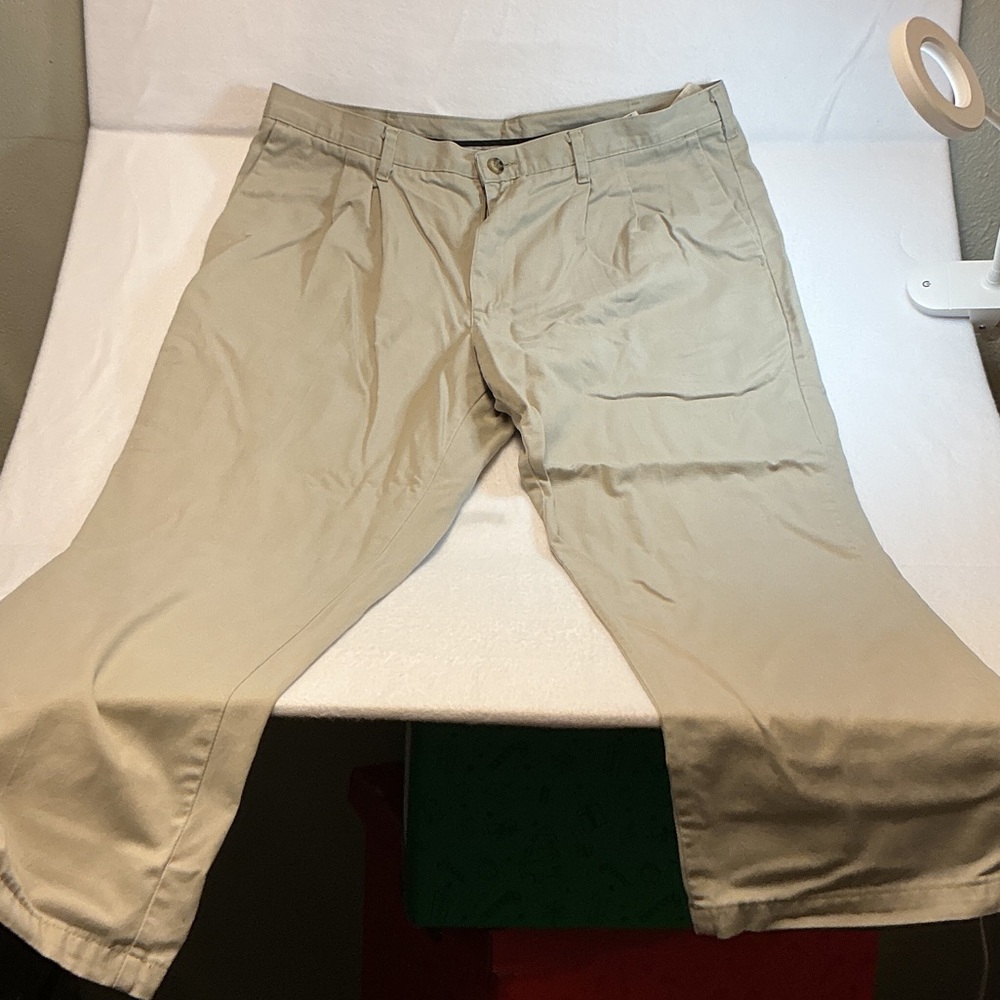 Lee Men's Khaki Chinos size 40x32.  0376